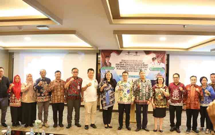 Foto bersama saat rangkaian sosialisasi dan bimtek Online Single Submission - Risk Based Approach (OSS - RBA) di Palangka Raya, Kamis, 29 Agustus 2024. (FOTO: FERI)
