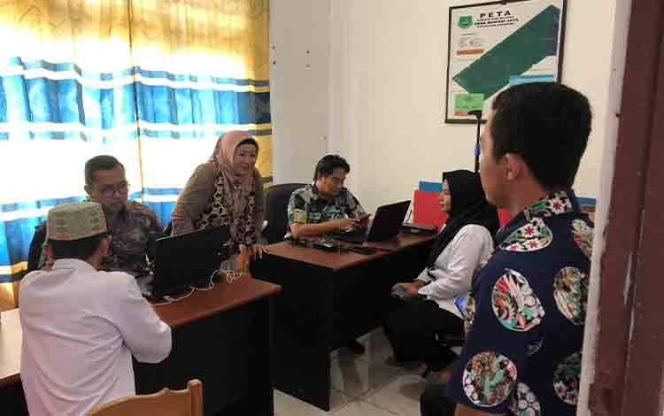 Disdukcapil Kapuas saat lakukan pelayanan jemput bola di Desa Bungai Jaya, Kecamatan Basarang. (FOTO: IST)