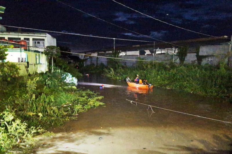 Tim SAR menemukan korban, Kamis (29/8/2024) malam, sekitar 300 meter dari lokasi korban jatuh dan masuk gorong-gorong (ANTARA/HO-Tim SAR Pos Samarinda)