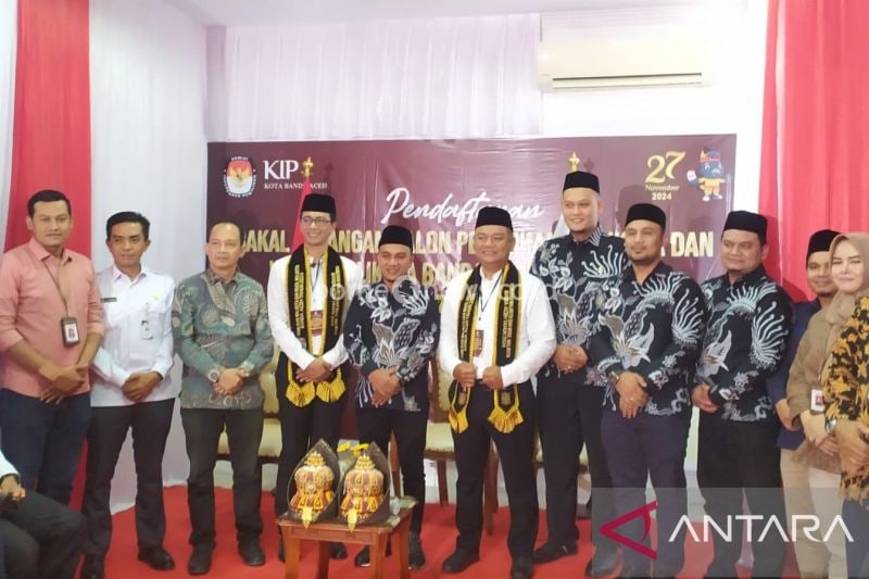 Ketua KIP Banda Aceh, Yusri Razali berfoto bersama dengan pasangan calon Wali Kota dan Wakil Wali Kota Banda Irwan Djohan - Khairul Amal usai pendaftaran, di Banda Aceh, Kamis (29/8/2024) (ANTARA/Rahmat Fajri)