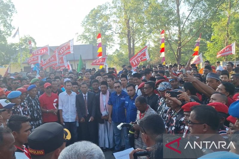 Pasangan Bakal Calon Bupati dan Wakil Bupati Mukhlis Basyah dan Tgk M Jazuli tiba di Kantor KIP Aceh Besar, Jantho (ANTARA/M Ifdhal)