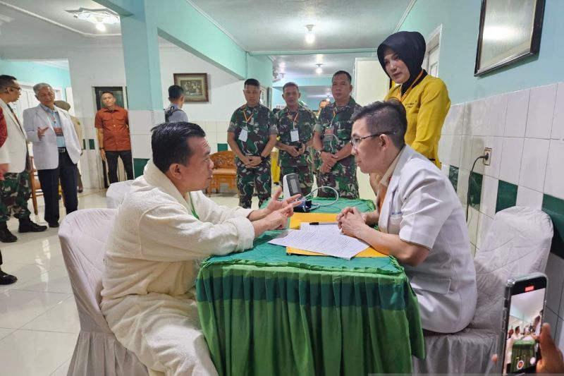 Pasangan calon gubernur Haris-Sani menjalani tes kesehatan di RS Bratanata, Kota Jambi, Kamis (29/8/2024). ANTARA/Tuyani.