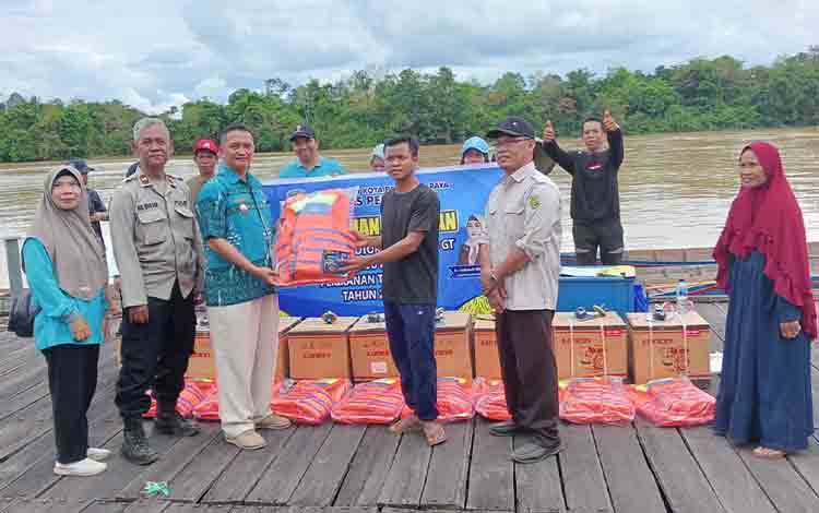 Pemko Palangka Raya Berikan Bantuan Peralatan Nelayan di Kelurahan Bereng Bengkel