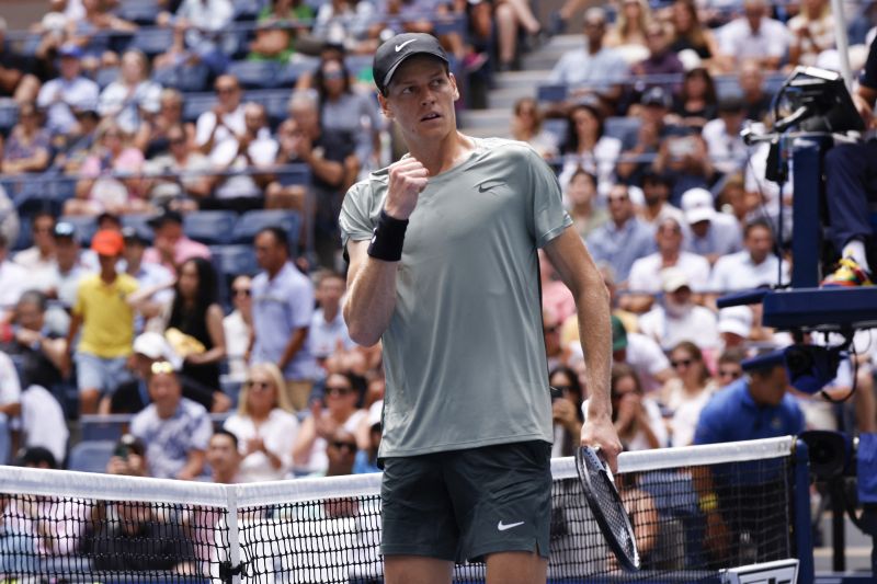 Petenis Italia Jannik Sinner merayakan kemenangan atas petenis AS Alex Michelsen pada babak kedua US Open di USTA Billie Jean King National Tennis Center, New York, AS, Kamis (29/8/2024). (ANTARA/AFP/Kena Betancur)