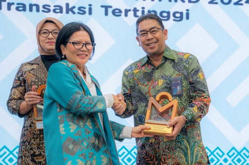 Staf Ahli Bidang Keuangan dan Pengembangan UMKM Kementerian BUMN Loto Srinaita Ginting menyerahkan penghargaan PaDi UMKM Expo & Conference Award 2024 kepada Direktur Supply Chain SIG Yosviandri di kantor Kementerian BUMN. (ANTARA/HO-SIG)
