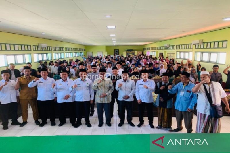 Dokumen foto bersama Kepala Kemenag Pamekasan bersama Bakal Calon Bupati Pamekasan untuk Pilkada 2024, KH Kholilurrahman. (ANTARA/ HO-Bawaslu Pamekasan)