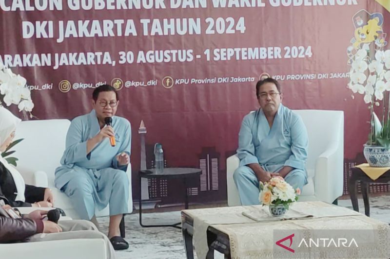 Pasangan bakal Calon Gubernur dan Calon Wakil Gubernur (Cagub-Cawagub) DKI Jakarta Pramono Anung (kiri) dan Rano Karno (kanan) di RSUD Tarakan Jakarta, Gambir, Jakarta Pusat untuk menjalani pemeriksaan kesehatan, Jumat (30/8/2024). ANTARA/Siti Nurhaliza