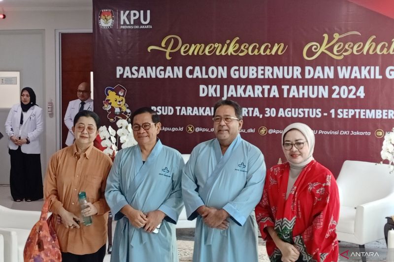 Pasangan Calon Gubernur dan Calon Wakil Gubernur (Cagub-Cawagub) DKI Jakarta Pramono Anung (kedua dari kiri) bersama istri Endang Nugrahani (ujung kiri) dan Rano Karno (kedua dari kanan) dan istri Dewi Indriati (ujung kanan) di RSUD Tarakan Jakarta, Gambir, Jakarta Pusat untuk menjalani pemeriksaan kesehatan, Jumat (30/8/2024). ANTARA/Siti Nurhaliza