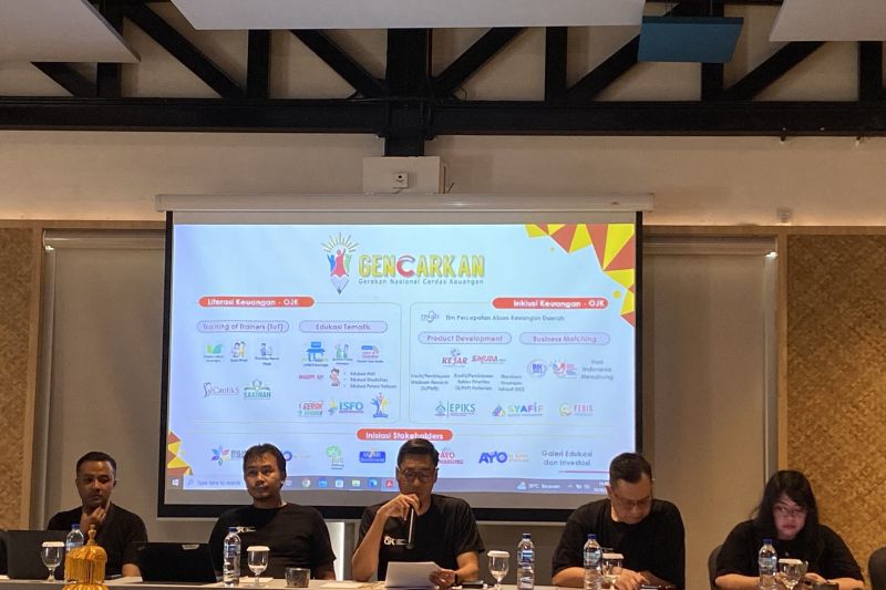 Kepala OJK Provinsi Kepri Sinar Danandjaya memaparkan materi pada acara Media Gathering di Bintan, Kamis. (ANTARA/Amandine Nadja)