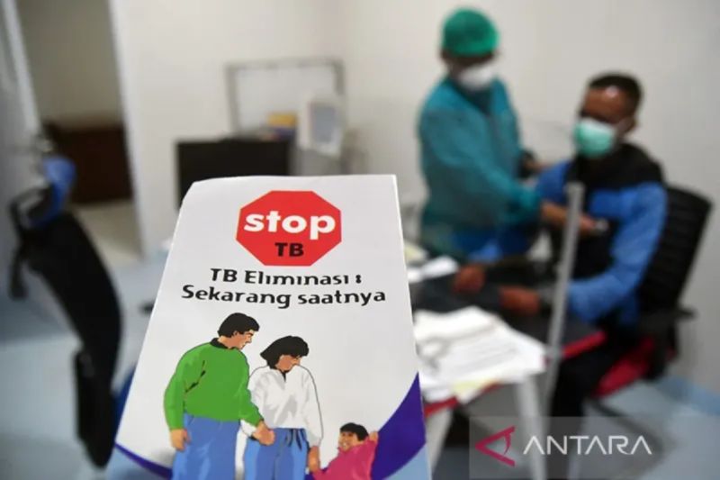 Ilustrasi - Dokter memeriksa pasien penyakit Tuberkulosis (TBC). ANTARA FOTO/Arif Firmansyah (.)