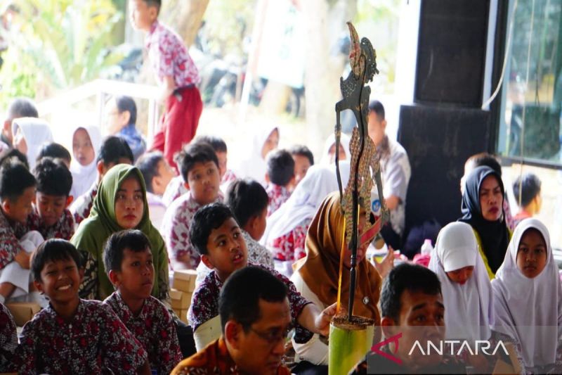 Para siswa sekolah dasar di Kabupaten Batang sedadng menikmati pentas wayang kulit di Batang, Kamis (29/8/2024). (ANTARA/Kutnadi)
