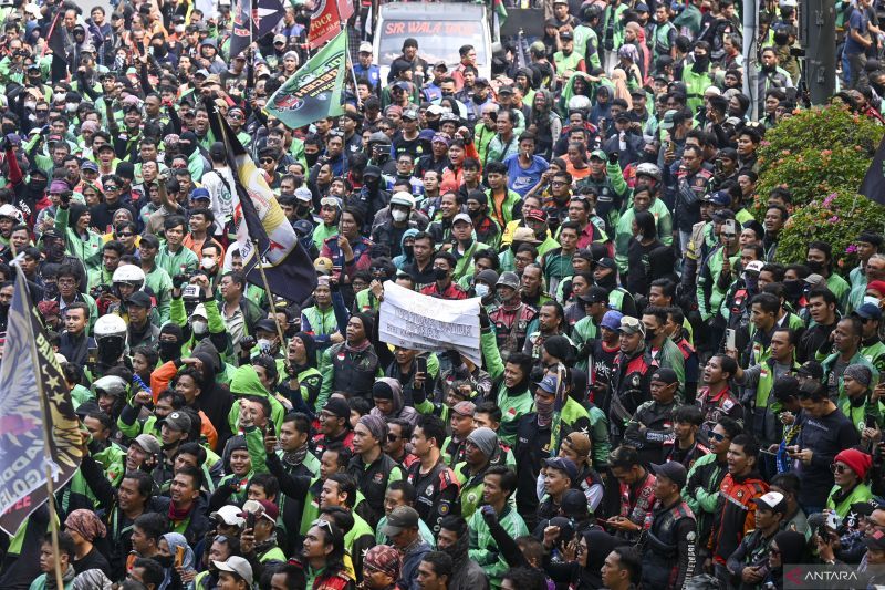 Massa yang tergabung dalam Koalisi Ojol Nasional (KON) berunjuk rasa di Jalan Merdeka Barat, Jakarta, Kamis (29/8/2024). ANTARA FOTO/Muhammad Ramdan/rwa.