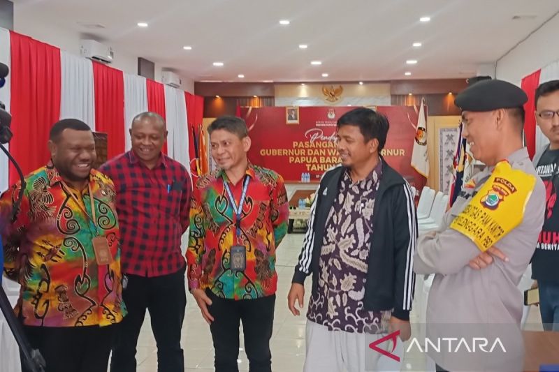 Ketua Divisi Teknis KPU RI Idham Holik (kedua kanan) saat meninjau persiapan pendaftaran calon gubernur dan wakil gubernur Papua Barat Daya di Sorong, Papua Barat Daya, Kamis (29/8/2024). ANTARA/Khaerul Izan