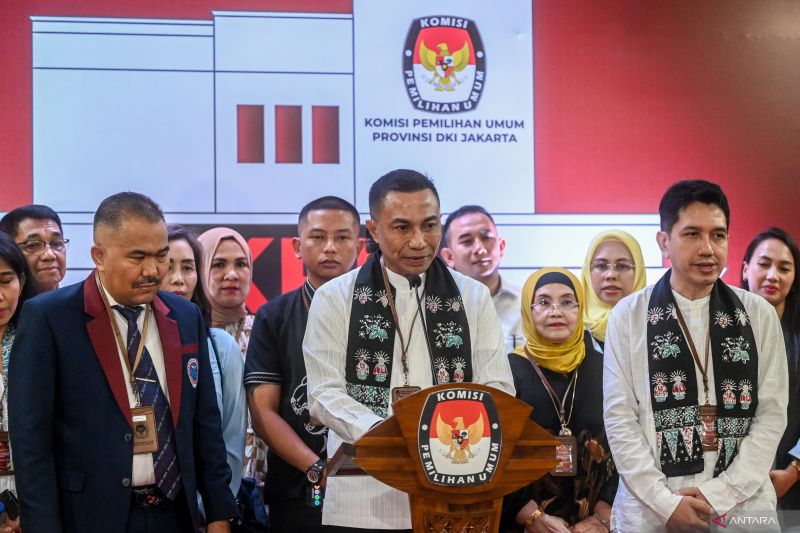 Arsip. Bakal pasangan calon gubernur dan bakal calon wakil gubernur DKI Jakarta Dharma Pongrekun (tengah) dan Kun Wardana (kanan) memberikan keterangan pers usai mendaftar dari jalur independen sebagai peserta Pilgub DKI Jakarta 2024 di Kantor KPU DKI Jakarta, Kamis (29/8/2024). ANTARA FOTO/Rivan Awal Lingga/tom.