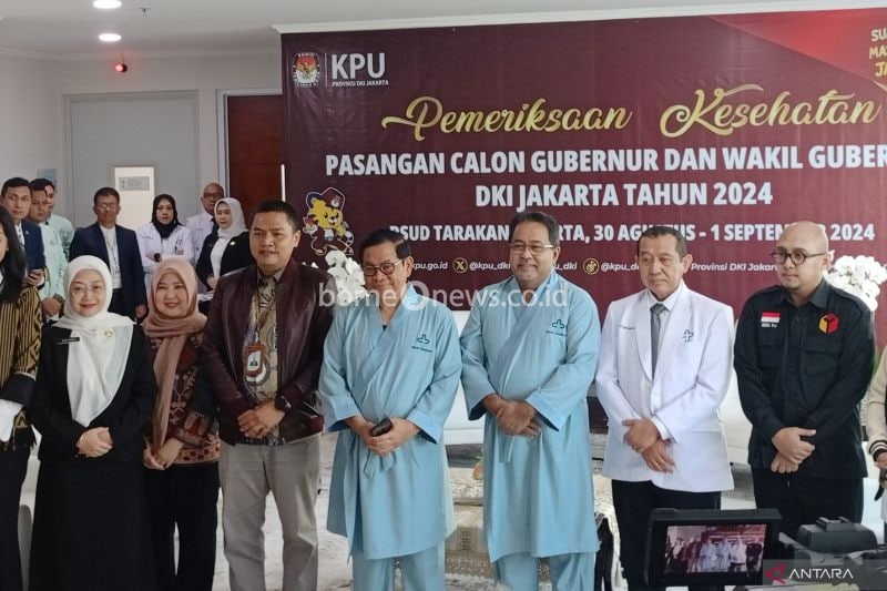 Direktur RSUD Tarakan, Jakarta Pusat Dian Ekowati (ujung kiri) sebelum paslon gubernur dan wakil gubernur menjalani pemeriksaan kesehatan di RSUD Tarakan, Gambir, Jakarta Pusat, Jumat (30/8/2024). ANTARA/Siti Nurhaliza