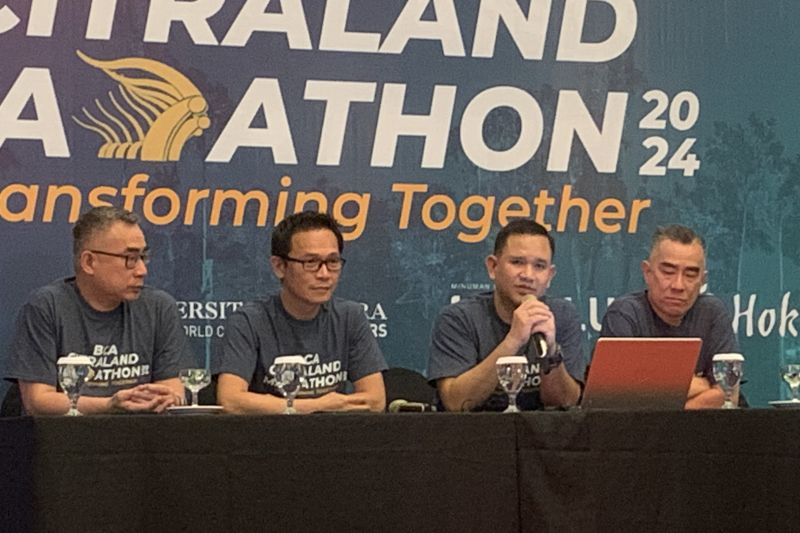 General Manager Citraland Surabaya selaku panitia pelaksana Yuliarso Christiono (dua kanan), Direktur Lomba Fredy Teguh (dua kiri) bersama pimpinan BCA menjelaskan pelaksanaan lomba Citraland Marathon 2024 di Surabaya, Jumat (30/8/2024). (ANTARA/Diediek)