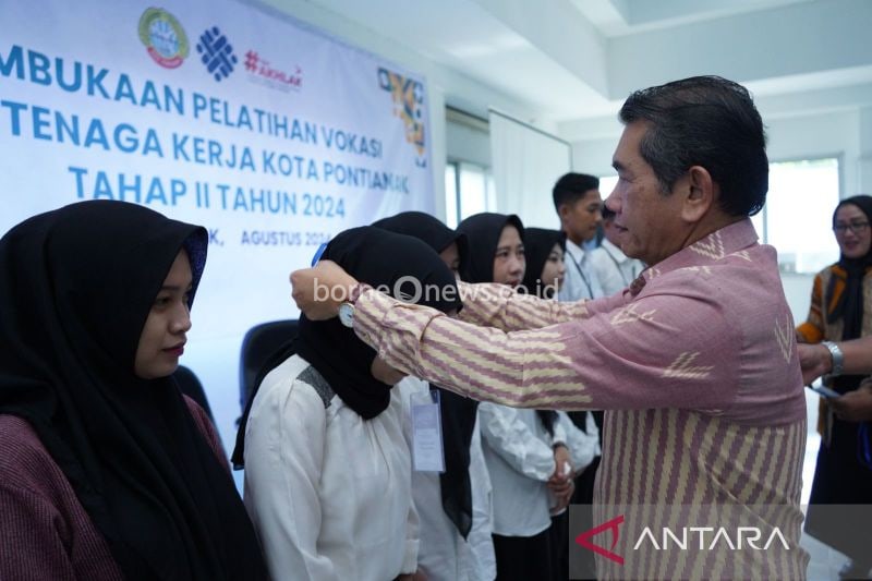 Pj Wali Kota Pontianak Ani Sofian mengalungkan tanda peserta pelatihan vokasi secara simbolis. (ANTARA/Dedi)