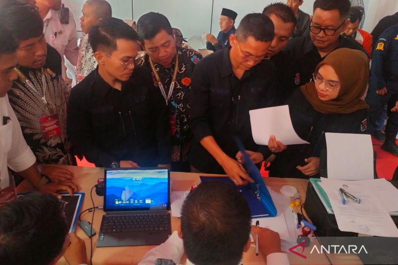 Ketua KPU Rejang Lebong Ujang Maman (tengah) melakukan pemeriksaan berkas pendaftaran salah satu Bapaslon Pilkada serentak Tahun 2024 di wilayah itu, Kamis (29/8/2024). ANTARA/Nur Muhamad