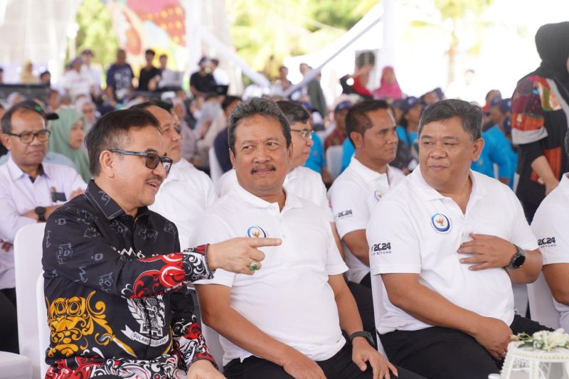 Menteri KKP Sakti Wahyu didampingi Sekprov Sulsel Jufri Rahman menghadiri acara Gerakan Nasional Bulan Cinta Laut di Makassar, Kamis,(29/8/2024). ANTARA/HO-Humas Pemprov Sulsel