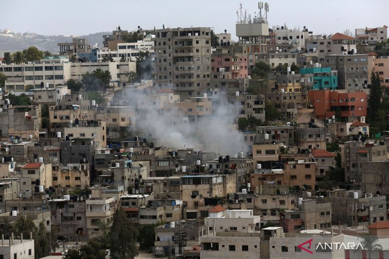 Asap tampak membubung dalam serangan Israel di kamp pengungsi Palestina Nour Shams yang terletak di sebelah timur Kota Tulkarm di Tepi Barat (19/4/2024). Seorang warga Palestina tewas terbunuh oleh tentara Israel di kamp pengungsi Palestina Nour Shams, sebut sejumlah narasumber Palestina dan Israel pada Jumat (19/4). ANTARA FOTO/Xinhua/Nidal Eshtayeh/aww.