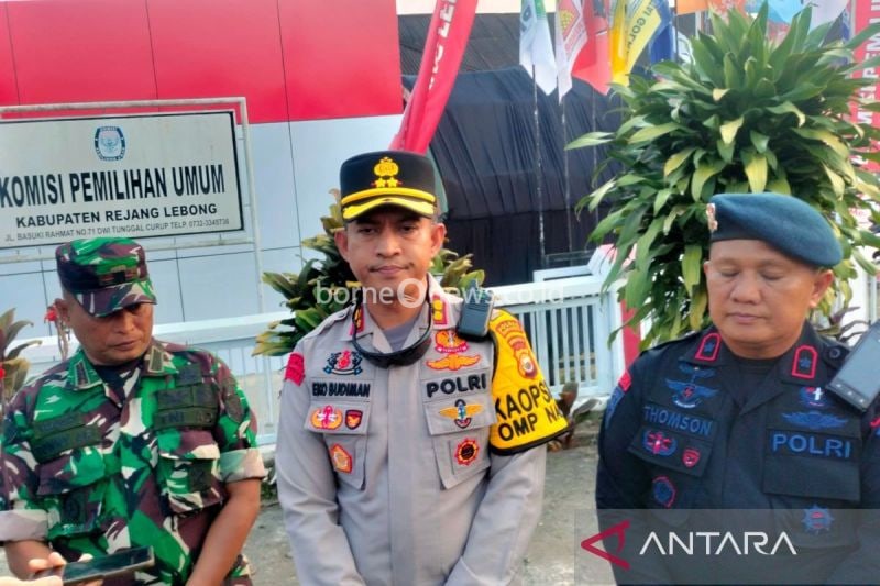 Kapolres Rejang Lebong AKBP Eko Budiman (tengah) saat memberikan keterangan pers usai pengamanan pendaftaran Pilkada Kabupaten Rejang Lebong, Kamis, (29/8/2024). ANTARA/Nur Muhamad