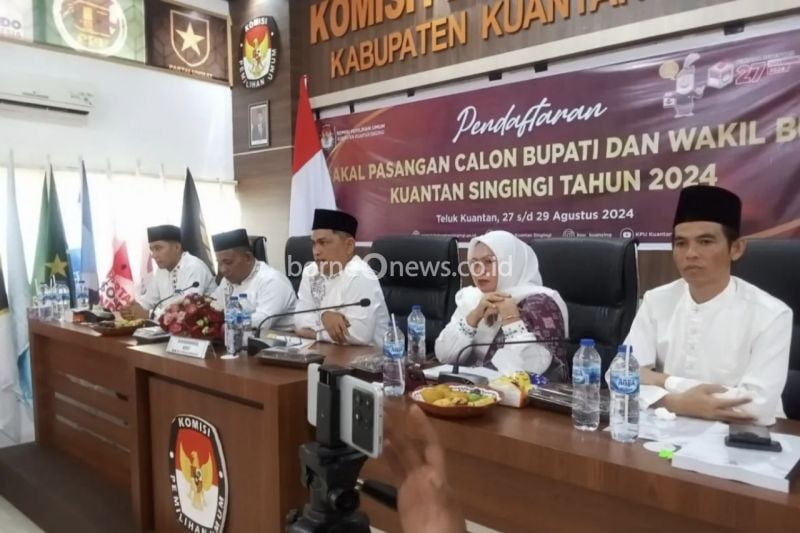 Komisioner KPU Kuansing saat menerima pendaftaran Pasangan Calon Bupati dan wakil Bupati Kuansing. (ANTARA/Asri)