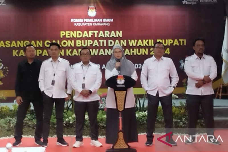 Ketua KPU Karawang Mari Fitriana (tengah). (ANTARA/Ali Khumaini)