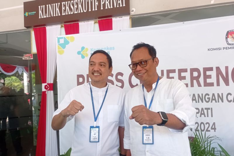Pasangan bakal calon wali kota dan wakil wali kota Yoyok Sukawi-Joko Santoso saat pemeriksaan kesehatan di RSUP dr Kariadi Semarang, Jumat (30/8/2024). (ANTARA/Zuhdiar Laeis)