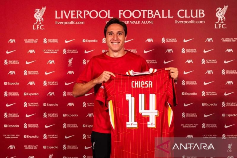Pemain asal Italia Federico Chiesa berpose saat diperkenalkan menjadi pemain baru Liverpool, Kamis (29/8/2024). (ANTARA/Liverpool)