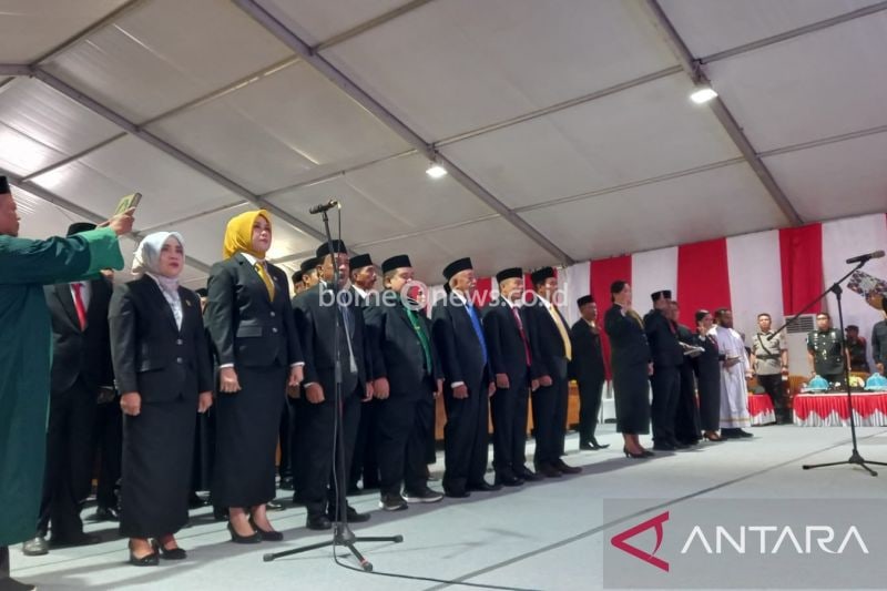 Ketua Pengadilan Negeri Donggala Niko Hendra Saragih saat melantik dan mengambil sumpah jabatan 30 anggota DPRD Kabupaten Sigi periode 2024-2029 di Desa Kotarindau, Kecamatan Dolo, Jumat (30/8/2024). ANTARA/MOH SALAM