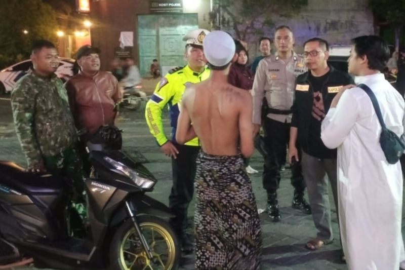 Polisi Bubarkan Kerumunan Pemuda Berkostum Unik di Restoran
