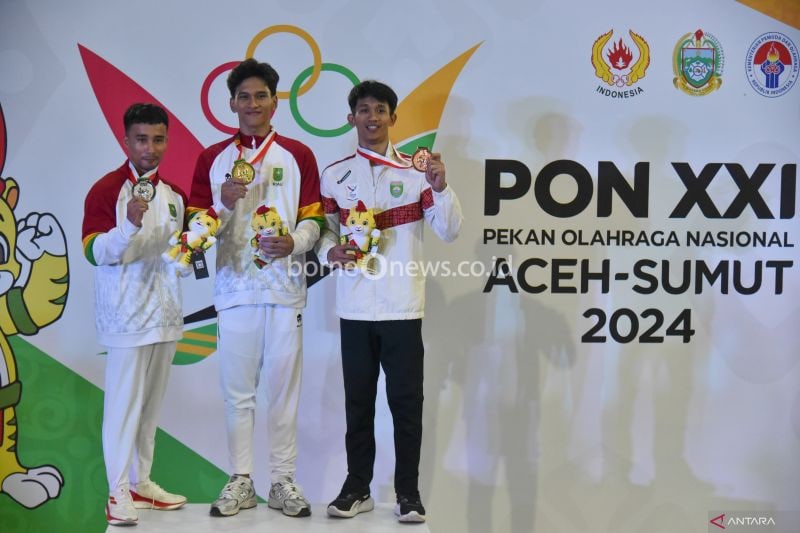 Pesenam putra Riau Abiyu Raffi (tengah) dan M Aprizal (kiri) serta pesenam putra Sumatera Selatan Fajar Abdul Rohman Al Ali (kanan) menunjukkan medalinya usai upacara penghormatan pemenang senam artistik perorangan putra PON XXI Aceh-Sumut di Gedung Serbaguna Dispora Sumut, Deli Serdang, Sumatera Utara, Kamis (29/8/2024). ANTARA FOTO/Fransisco Carolio/tom
