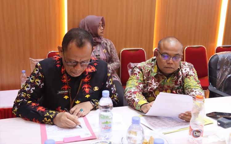 Pj Sekda Seruyan dr Bahrun Abbas didampingi Kepala DKPP mencermati usulan program cetak sawah 2025 (Foto ; Ist)