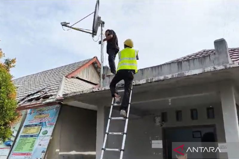 Badan Aksesibilitas Telekomunikasi dan Informasi (BAKTI) memasang perangkat VSAT untuk menyediakan layanan telekomunikasi dan internet di desa sulit sinyal internet atau blank spot di Kabupaten Mukomuko, Jumat (30/8/2024) ANTARA/Ferri.