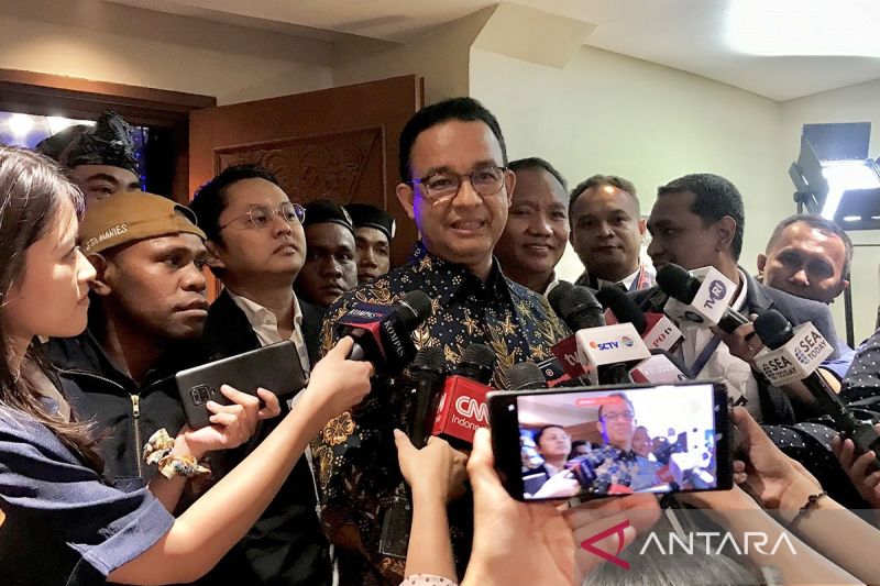 Politikus Anies Baswedan melayani permintaan tanya jawab dengan wartawan selepas acara Kongres III Partai NasDem Tahun 2024 di JCC, Jakarta, Minggu (25/8/2024). ANTARA/Genta Tenri Mawangi/aa.