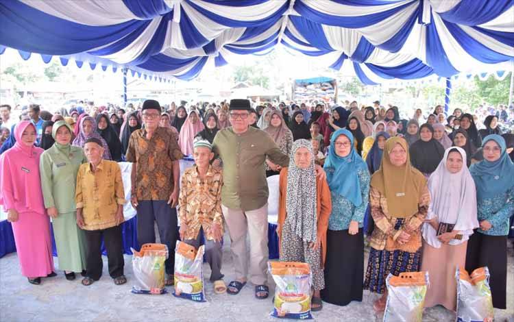 Pj Bupati Buka Pasar Murah di Kecamatan Kapuas Timur