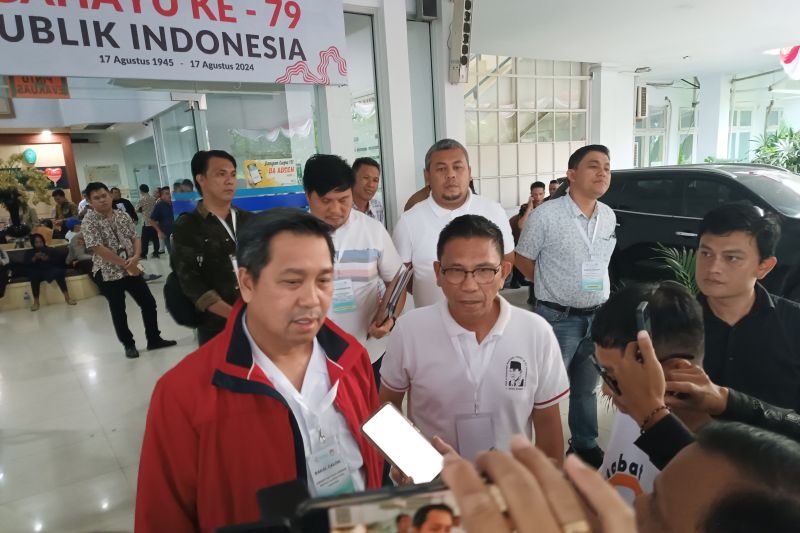 Calon Gubernur Sulut Steven Kandouw menjawab pertanyaan wartawan usai pemeriksaan kesehatan hari pertama di RSUP Kandou, Jumat. ANTARA/Karel A Polakitan