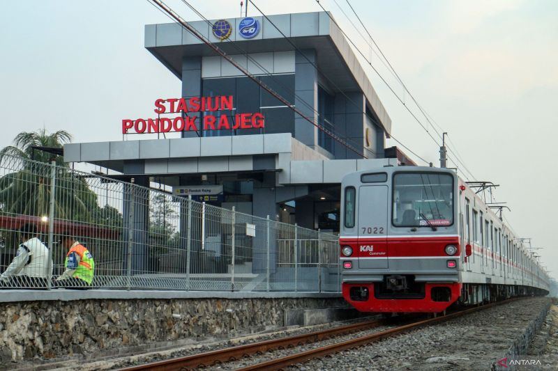 KRL melintas di samping Stasiun Pondok Rajeg yang telah selesai dibangun, Cibinong, Kabupaten Bogor, Jawa Barat, Selasa (30/7/2024). ANTARA FOTO/Yulius Satria Wijaya/foc