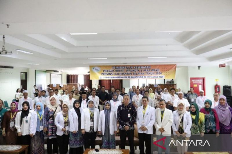 Para dokter RSUD Ulin Banjarmasin yang siap bertugas untuk memeriksa kesehatan para calon kepala daerah di Pilkada serentak 2024, di Banjarmasin, Kamis (30/8/2024). (ANTARA/HO-Media Center Kalsel)