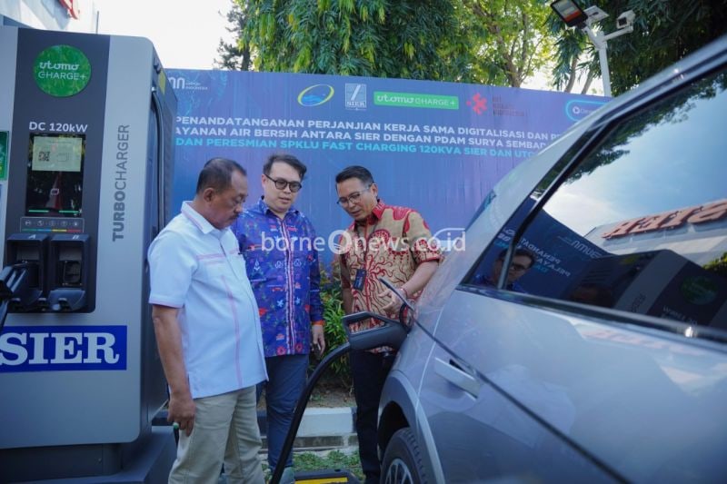 Wakil Wali Kota Surabaya Armuji (kiri) saat mencoba mengisi mobil listrik di SPKLU Fast Charging 120 KVA di PT SIER, Jumat (30/8/2024). (ANTARA/HO-PT SIER)