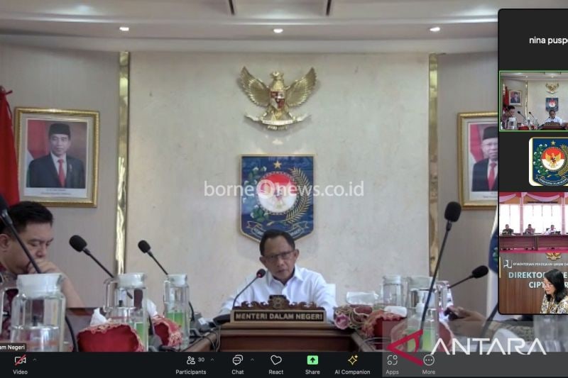 Mendagri Tito Karnavian saat memimpin Rapat Koordinasi Persiapan Penyelenggaraan PON XXI Tahun 2024 yang berlangsung secara daring dari Kantor Pusat Kementerian Dalam Negeri (Kemendagri), Jakarta, Jumat (30/8/2024). ANTARA/HO-Puspen Kemendagri