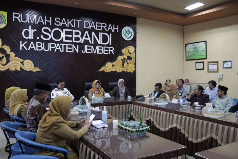 Arsip foto: Direktur RSD dr Soebandi Jember Lilik Lailiyah (tengah) saat rapat koordinasi dengan KPU Jember terkait pemeriksaan kesehatan cabup-cawabup. (ANTARA/HO-RSD dr Soebandi Jember)