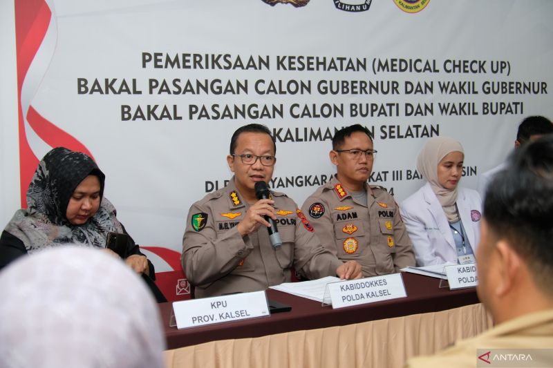 Kabid Dokkes Polda Kalsel Kombes Pol dr. Muhammad El Yandiko menjelaskan perihal pemeriksaan kesehatan bagi para calon kepala daerah yang dilaksanakan di Rumah Sakit Bhayangkara Tk. III Banjarmasin, Jumat (30/8/2024). (ANTARA/Firman)