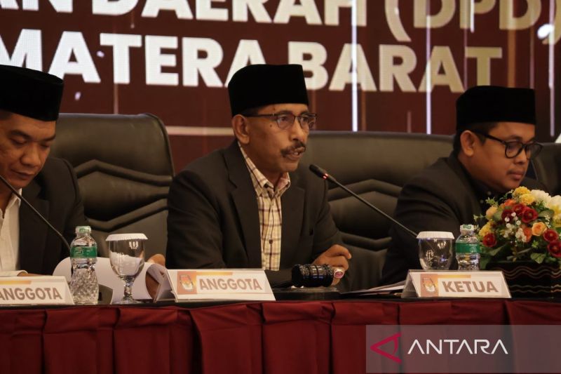 Ketua KPU Provinsi Sumbar Surya Efitrimen. (ANTARA/Muhammad Zulfikar).