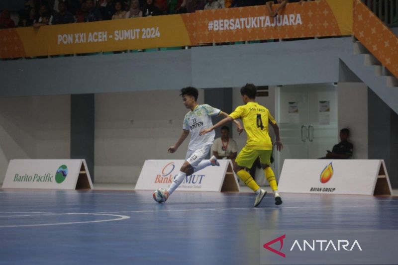 Pemain Banten (putih) sedang berebut bola dengan pemain Lampung (kuning) .Pada laga tersebut Banten unggul 2-1 atas Lampung (ANTARA/Juraidi)