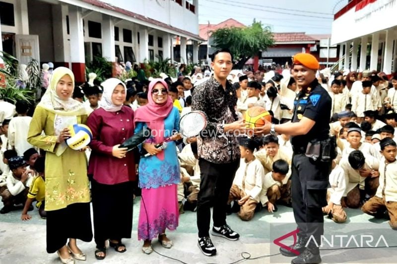 Tim KAI Divre II Sumbar memberikan sosialisasi keselamatan di jalur kereta api bagi siswa SD. (ANTARA/HO-PT KAI)