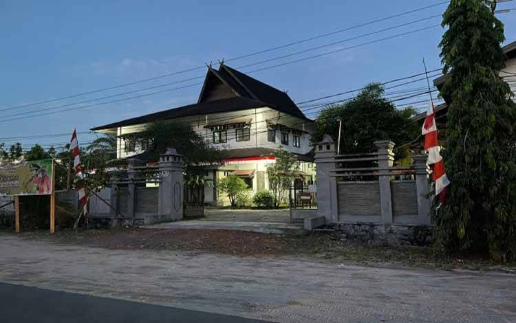 Kantor Musirawas Group TKP karyawan bunuh diri di Jalao?Jalan Sawit Raya, Kecamatan MB Ketapang, Kabupaten Kotim. (FOTO: BUDDI)