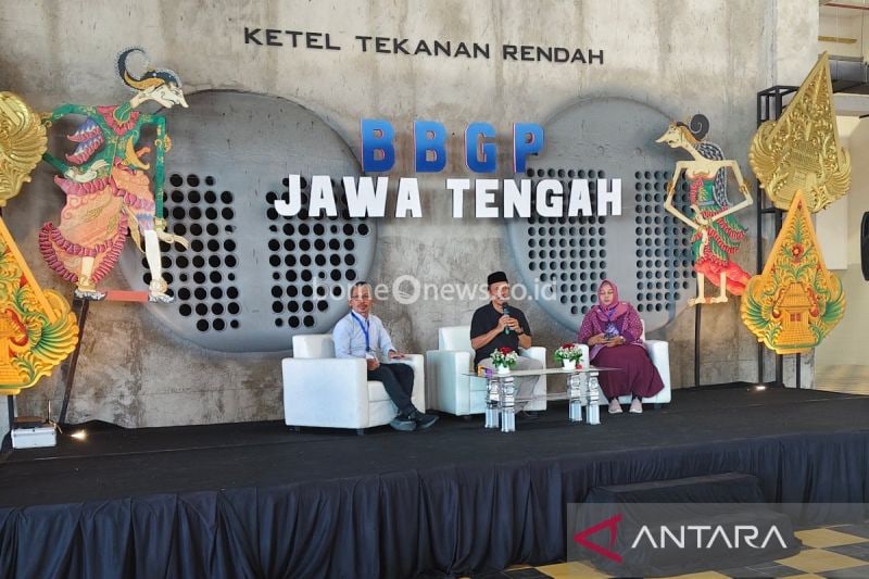 Kepala Balai Besar Guru Penggerak Jawa Tengah Darmadi (tengah) pada Sarasehan P5 dalam Gelar Merdeka Berbudaya di Karanganyar, Jawa Tengah, Jumat (30/8/2024). ANTARA/Aris Wasita