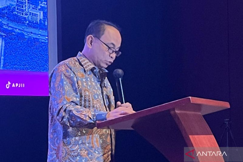 Menteri Komunikasi dan Informatika Budi Arie Setiadi memberikan sambutan dalam acara peluncuran film dokumenter Asosiasi Penyelenggara Jasa Internet Indonesia (APJII) berjudul "Derang Daring" di Senayan, Jakarta, Jumat (30/8/2024). (ANTARA/Fathur Rochman)