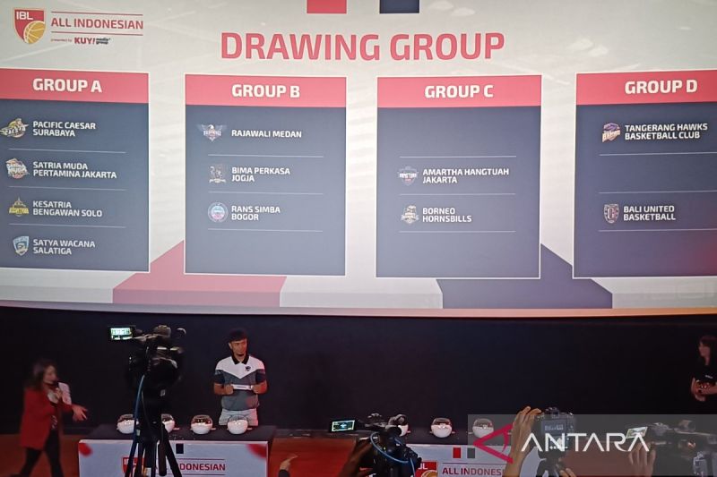 Pebasket Yudha Saputera menunjukkan bola undian dalam kegiatan Drawing Group IBL All Indonesian 2024 di Jakarta, Kamis (29/8/2024). ANTARA/Donny Aditra
